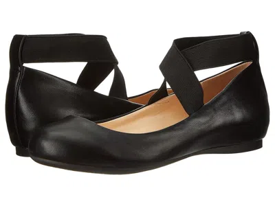 Jessica Simpson Mandayss In Black