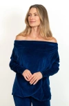 Jjwinks Sweater Weather Built-in Shelf Off-the-shoulder Velour Long Sleeve Holiday Top In Sapphire