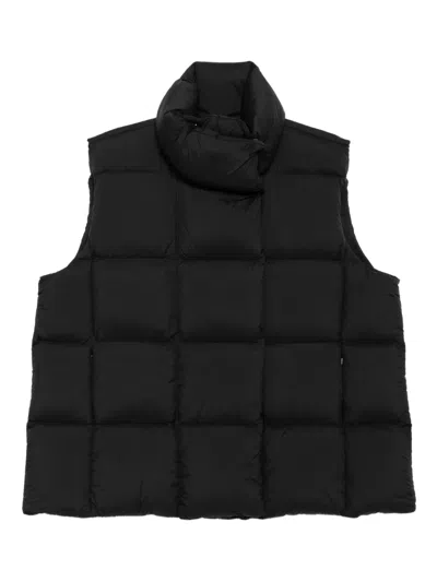 Jnby Square Edge Down Vest In Black