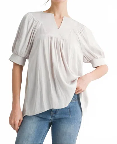 Jodifl Short Sleeve V Neck Pleated Top In Champagne In White
