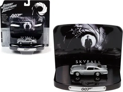 Johnny Lightning 1964 Aston Martin Db5 Silver Birch With Collectible Tin Display "007" "skyfall" (2012) Movie (23rd I