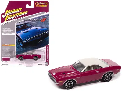 Johnny Lightning 1971 Dodge Challenger R/t Panther Pink With White Top And Interior "classic Gold Collection" 1/64