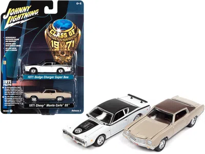 Johnny Lightning 1971 Dodge Charger Super Bee White And 1971 Chevrolet Monte Carlo Ss Sandalwood Brown "class Of 1971