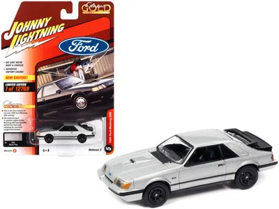 Johnny Lightning 1986 Ford Mustang Svo Silver Metallic With Black Stripes "classic Gold Collection" Series Limited Ed