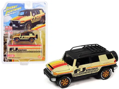 Johnny Lightning 2007 Toyota Fj Cruiser Beige With Stripes And Black Top With Roofrack Limited Edition To 4800 Pieces