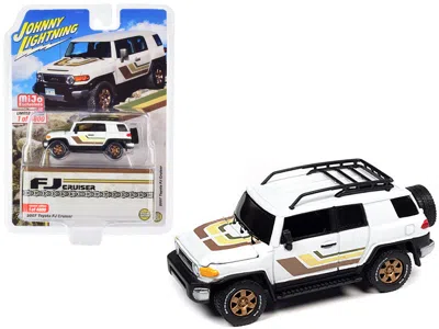 Johnny Lightning 2007 Toyota Fj Cruiser White With Stripes And Roofrack Limited Edition To 4800 Pieces Worldwide 1/64