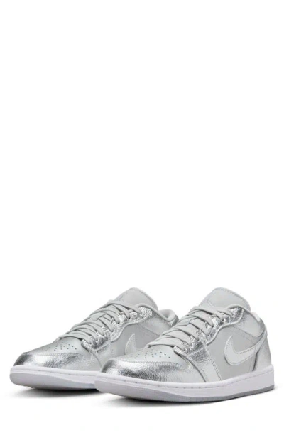 Jordan Air  1 Low Se Sneaker In Grey