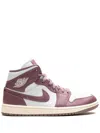 Jordan Air  1 Mid Sneaker In Weiss