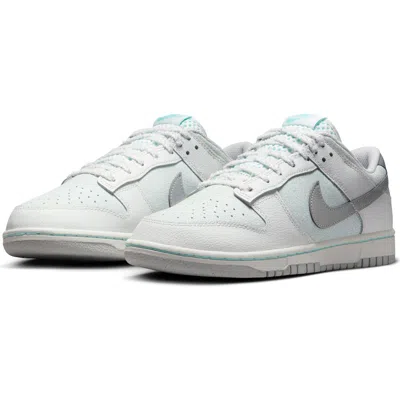 Jordan Dunk Low Retro Se Basketball Sneaker In White/silver