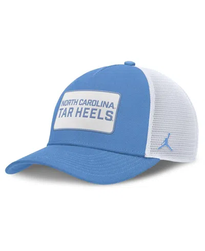 JORDAN MEN'S CAROLINA BLUE/WHITE NORTH CAROLINA TAR HEELS 2025 ON-FIELD RISE PATCH TRUCKER ADJUSTABLE HAT