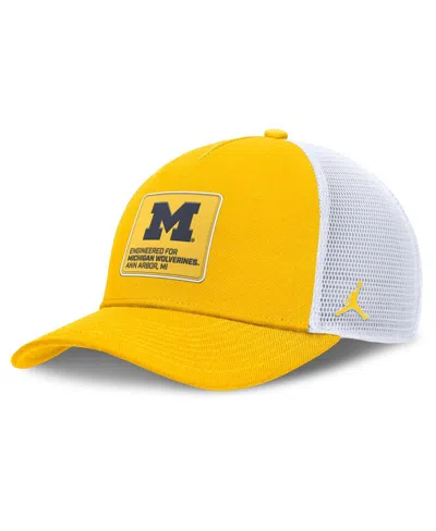 JORDAN MEN'S GOLD/WHITE MICHIGAN WOLVERINES 2025 ON-FIELD RISE ENGINEERED TRUCKER ADJUSTABLE HAT