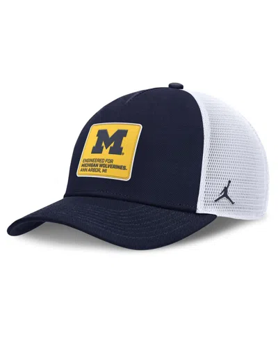 JORDAN MEN'S NAVY/WHITE MICHIGAN WOLVERINES 2025 ON-FIELD RISE ENGINEERED TRUCKER ADJUSTABLE HAT
