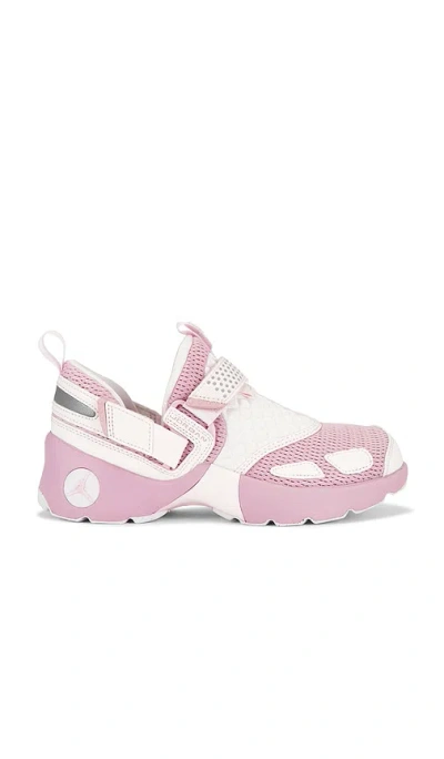 Jordan Trunner Lx Sneaker In Gold