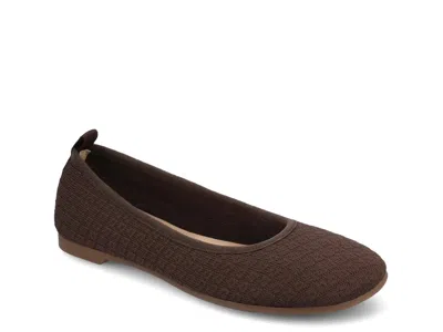 Journee Aria Ballet Flat In Brown