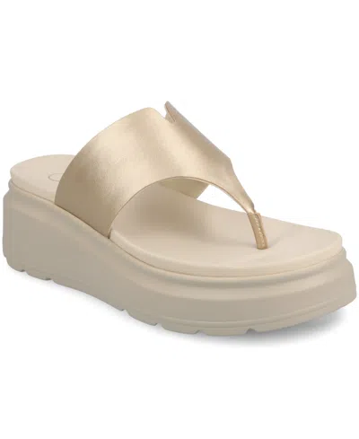 JOURNEE COLLECTION WOMEN'S CARAH THONG PLATFORM WEDGE SANDALS