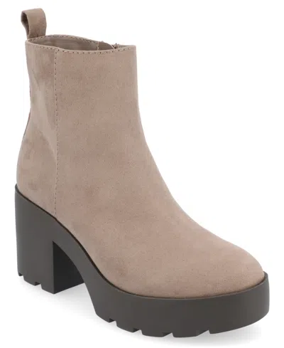 JOURNEE COLLECTION WOMEN'S CASSIDY PLATFORM BLOCK HEEL LUG SOLE BOOTIES
