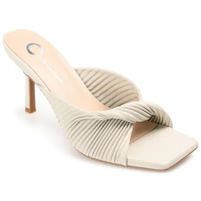 Journee Collection Women's Tru Comfort Foam Greer Pump In White