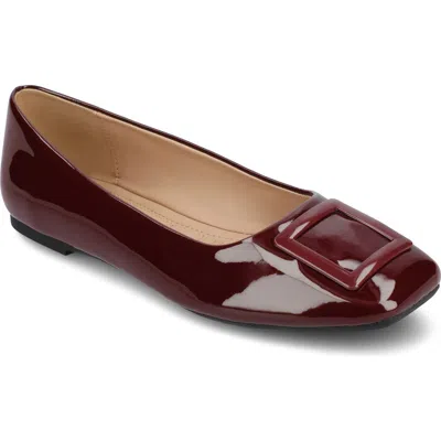 Journee Collection Zimia Square Buckle Flat In Burgundy