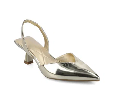 Journee Fallon Pump In Gold