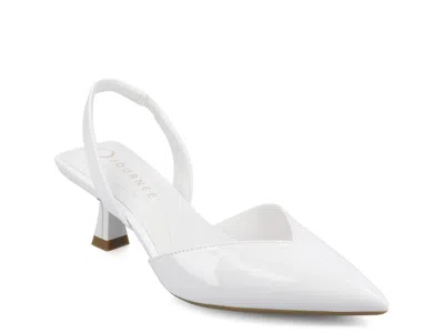 Journee Fallon Pump In White
