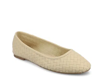 Journee Savannah Flat In Neutral