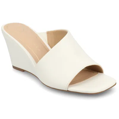 Journee Women's Clementine Wedge Sandals In White