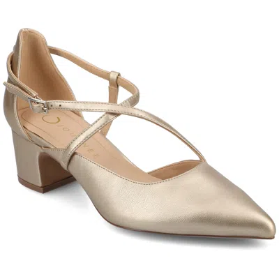 Journee Women's Galvinn Medium And Wide Width Pumps In White