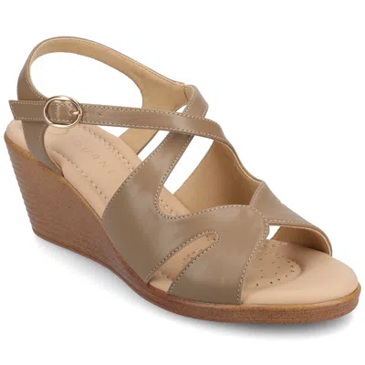 Journee Women's Kedzieii Medium And Wide Width Wedge Sandals In Grey