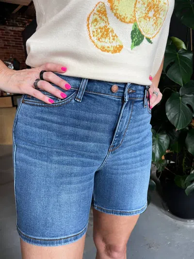 Judy Blue Double Button Shorts In Mid Wash In Blue
