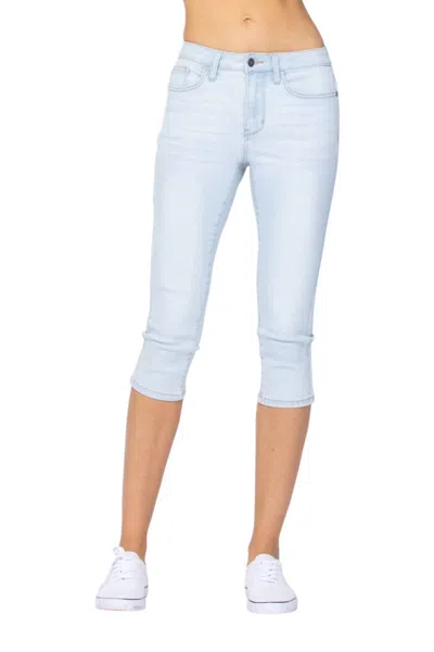 Judy Blue Mid-rise Capri In Light Wash In Blue
