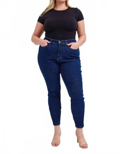 Judy Blue Mid Rise Tummy Control Classic Skinny Jeans - Plus In Dark Wash In Blue