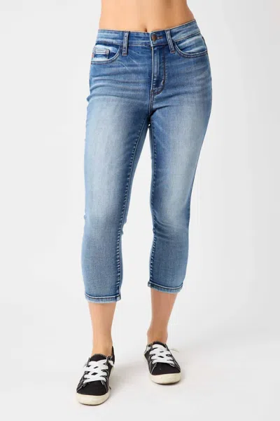 Judy Blue Midrise Contrast Wash Capris In Blue