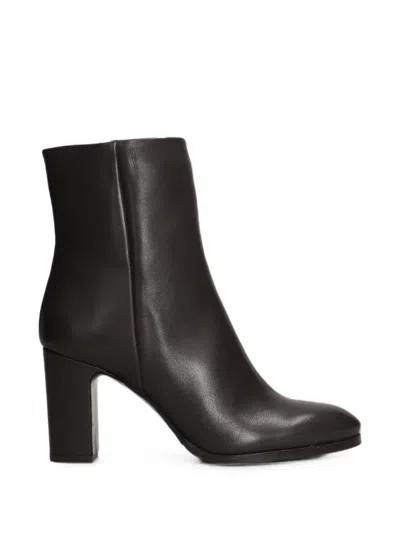 Julie Dee Block-heel Ankle Boots In Animal Print