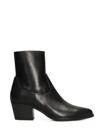 Julie Dee Pointed-toe Ankle Boots In Black