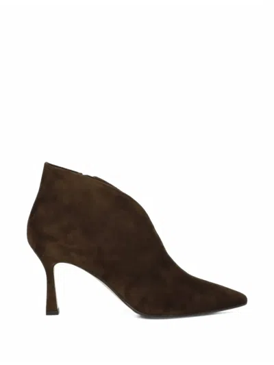 Julie Dee Pointed-toe Ankle Boots In Brown