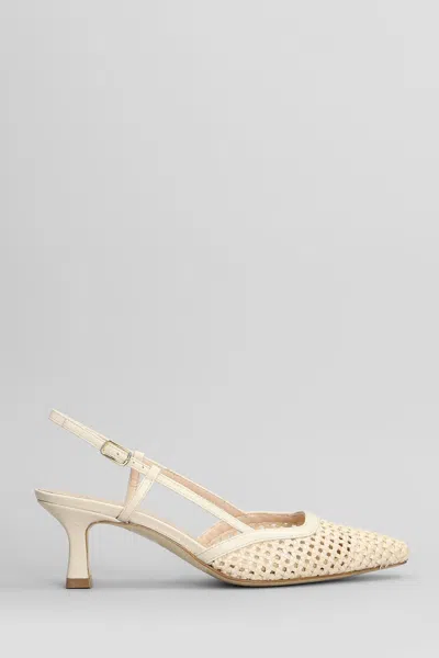 Julie Dee Pumps In Beige Leather