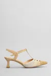 Julie Dee Pumps In Beige Suede