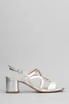 Julie Dee Pumps In Silver Leather