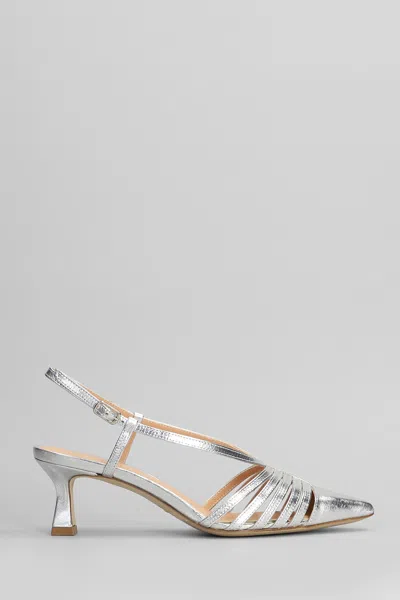 JULIE DEE PUMPS IN SILVER LEATHER