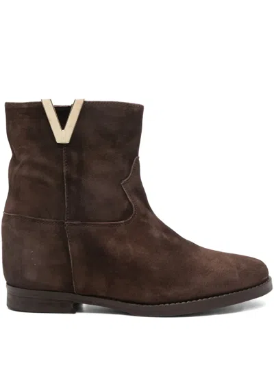Julie Dee V-detail Suede Boots In Brown
