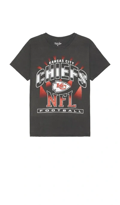 Junk Food Chiefs Chrome Vintage Tee In Charcoal