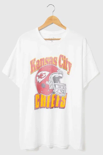 Junk Food Nfl Throwback Helmet Flea Market Tee In Kansas City Chiefs, Men's At Urban Outfitters In White