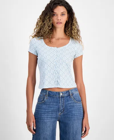 Just Polly Juniors' Ditsy Floral Button-front Top In Ivory,baby Blue Floral