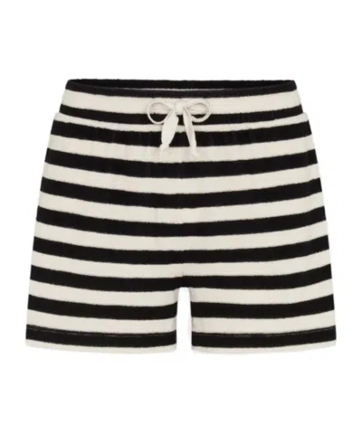 Juvia Wide-leg Shorts In Black