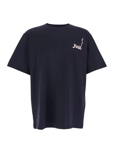 JW ANDERSON JW ANDERSON MEN BLUE CREWNECK T-SHIRT WITH LOGO DETAIL ON THE FRONT AND MAXI SLOGAN PRINT ON THE REA