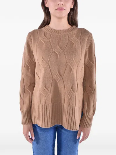 Kangra Cashmere 케이블 니트 사이드 슬릿 스웨터 In Brown