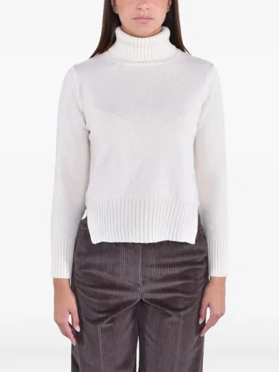 Kangra Cashmere 터틀 넥 사이드 슬릿 스웨터 In White