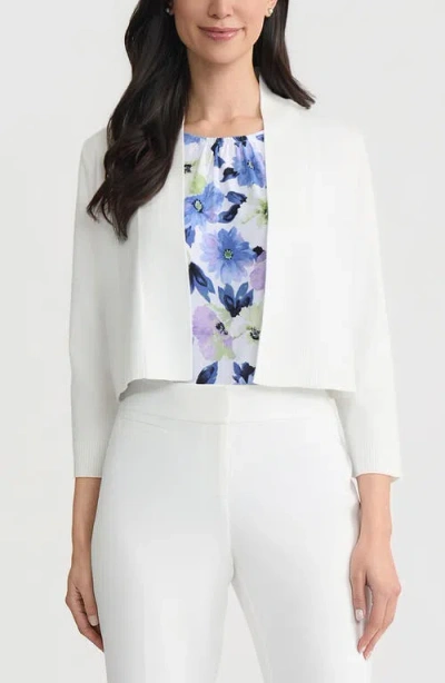 Kasper Kissing Front Crop Shrug In White