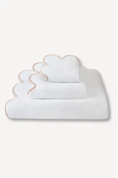 Kassatex Chairish Scallop Edge Bath Towel Collection In White/ Tan