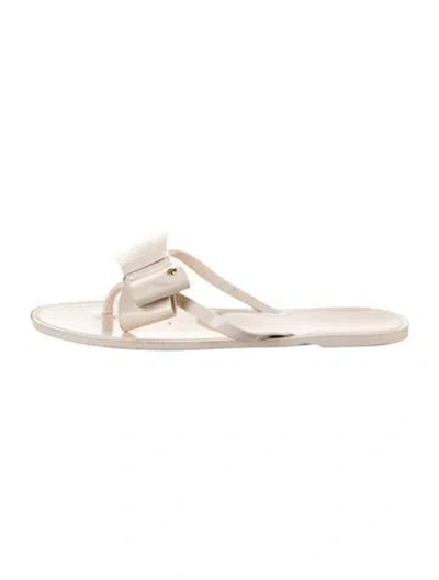 Pre-owned Kate Spade Patent Leather Bow Accents Flip Flops In Neutrals